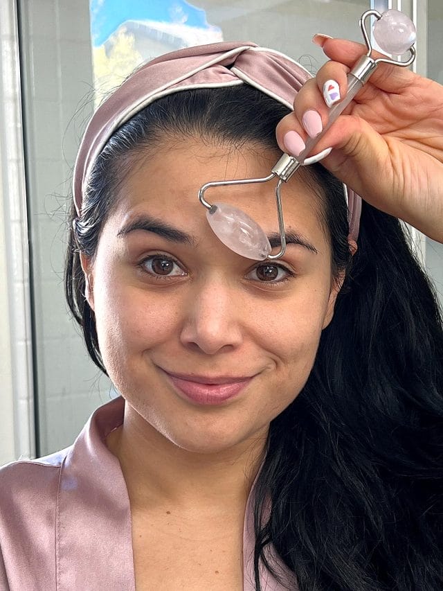 How to Use a Face Roller & Its Beauty Benefits